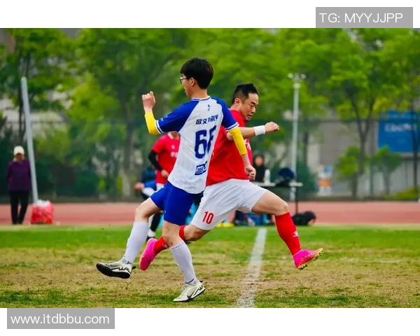 足球巨星们的精彩瞬间合影集锦展现球场之外的友谊与激情