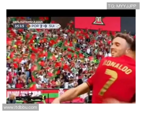 白发中分的足球明星如何在绿茵场上重燃青春激情与荣耀